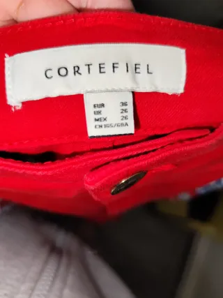 Pantalón corto rojo con cinturón estampado