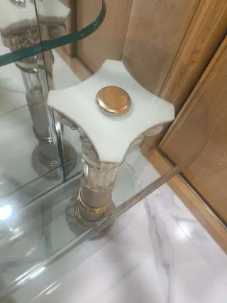 Recibidor de entrada dorado y transparente