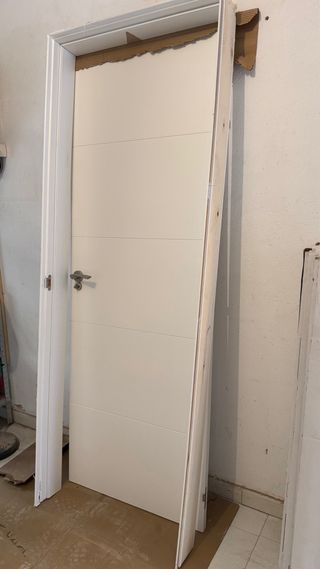 Puerta blanca con pestillo
