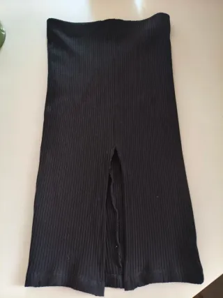 Falda tubo negra con abertura