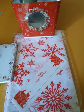 Biscottiera e tovaglia natalizia nuove