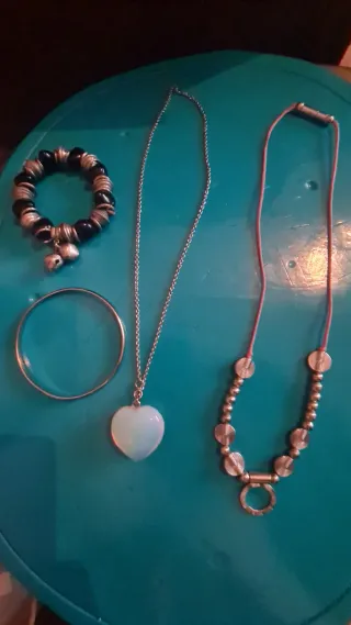 Conjunto de Joyas: Pulsera y Collares