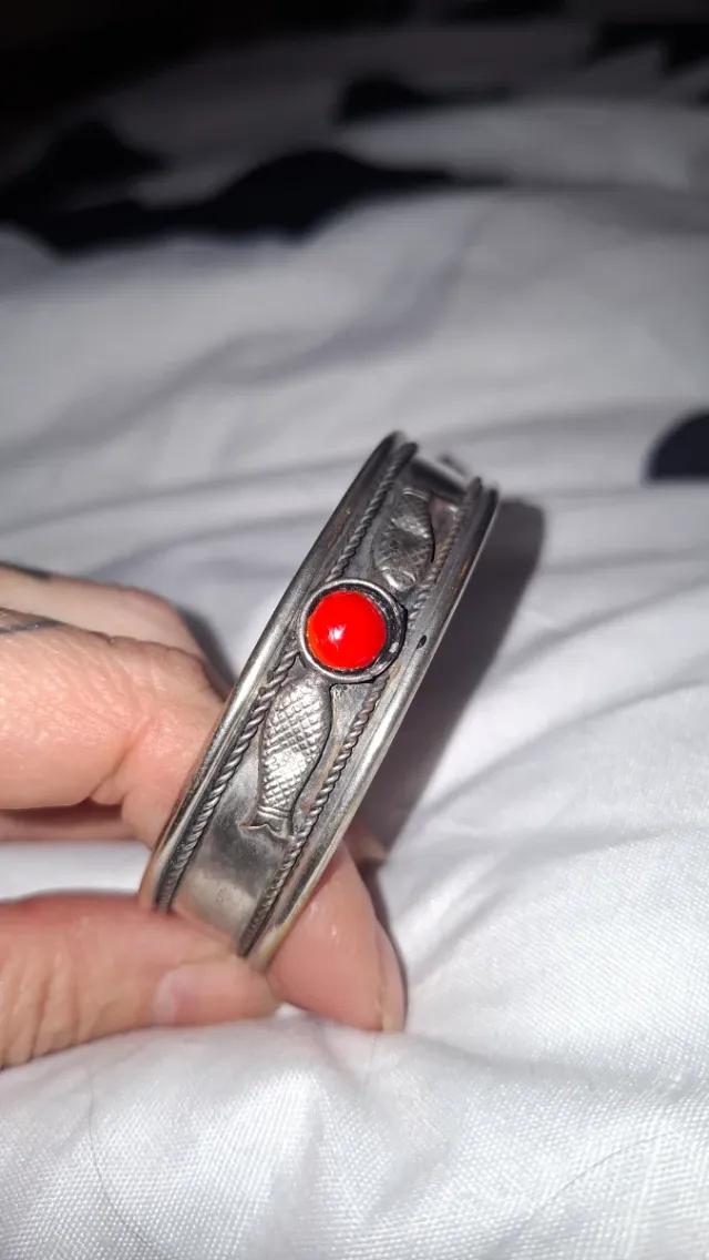 Brazalete Vintage con Piedra Roja NO SE LA MARCA