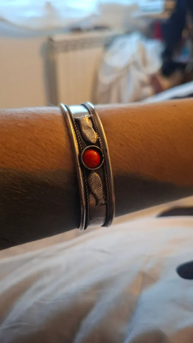 Brazalete Vintage con Piedra Roja NO SE LA MARCA