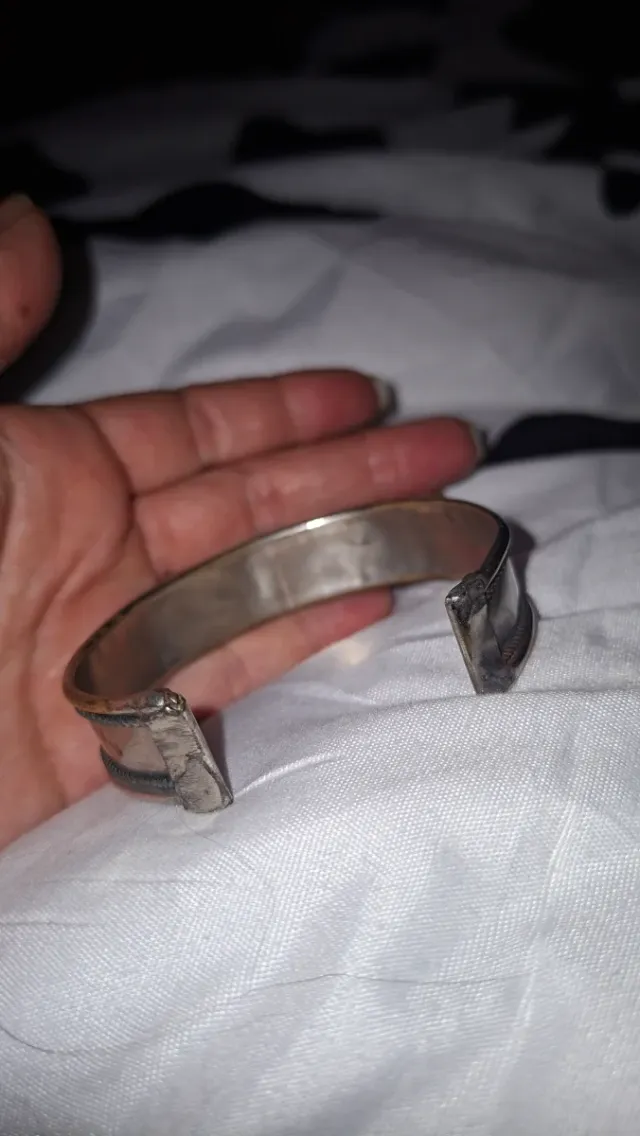 Brazalete Vintage con Piedra Roja NO SE LA MARCA