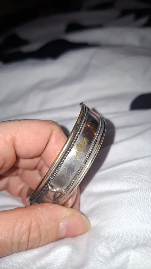 Brazalete Vintage con Piedra Roja NO SE LA MARCA