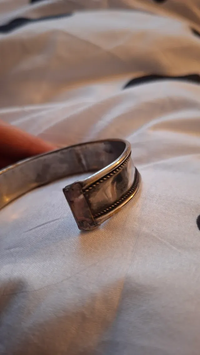 Brazalete Vintage con Piedra Roja NO SE LA MARCA