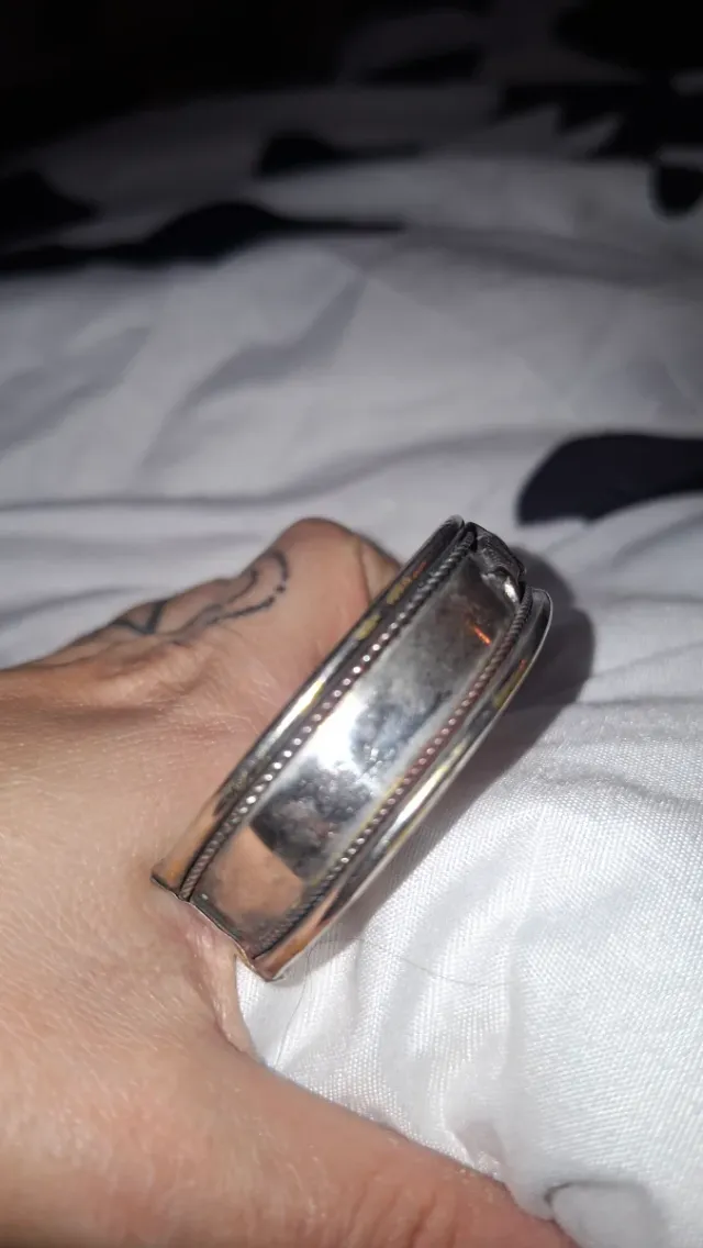 Brazalete Vintage con Piedra Roja NO SE LA MARCA