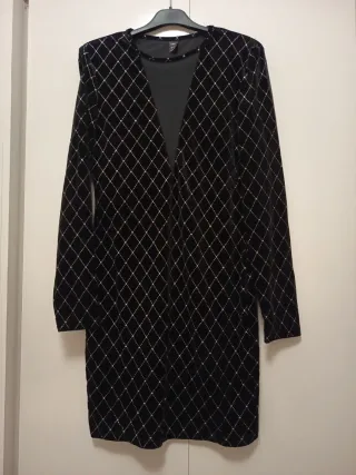 Vestido negro de fiesta con detalles plateados