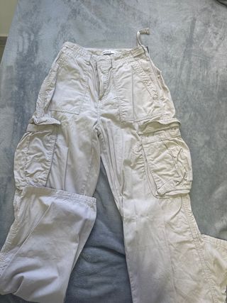 Pantalón cargo Bershka beige