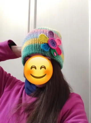 Cappello fatto a mano super colorato con fiore