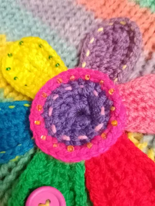 Cappello fatto a mano super colorato con fiore