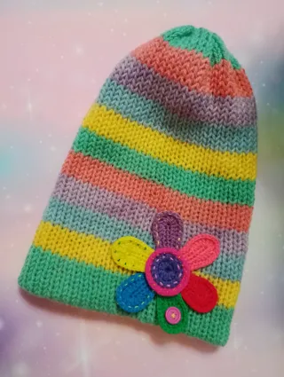 Cappello fatto a mano super colorato con fiore