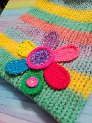 Cappello fatto a mano super colorato con fiore