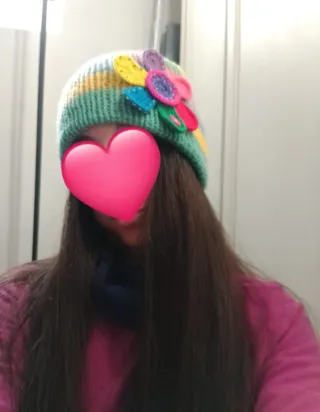 Cappello fatto a mano super colorato con fiore