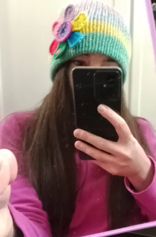 Cappello fatto a mano super colorato con fiore