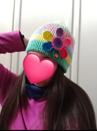 Cappello fatto a mano super colorato con fiore