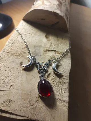 Collar Mariposa Lunas y Gema Roja