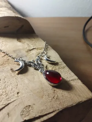 Collar Mariposa Lunas y Gema Roja