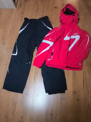Traje de esquí rojo con detalles blancos
