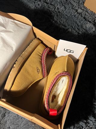 Botas UGG Marrones con Detalles Rojos