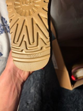 Botas UGG Marrones con Detalles Rojos