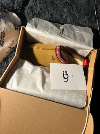 Botas UGG Marrones con Detalles Rojos