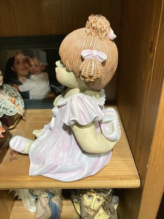 Figura de niña con vestido rosa