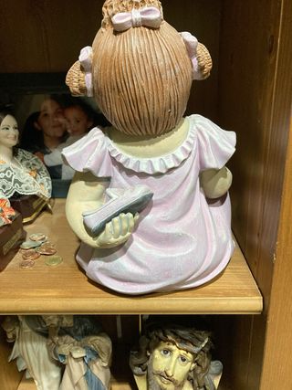 Figura de niña con vestido rosa