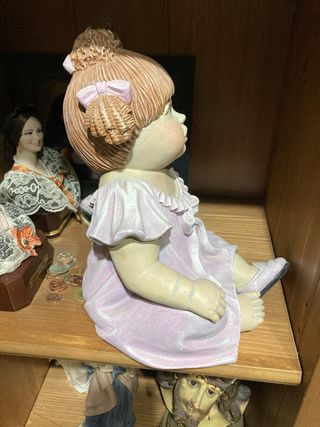 Figura de niña con vestido rosa