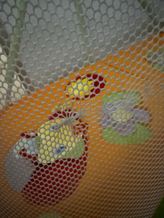 Parque infantil con colchoneta y juguetes