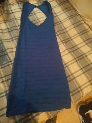 Vestido azul con espalda descubierta