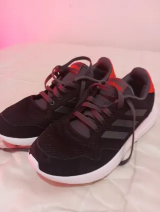 Zapatillas Adidas Negras y Rojas