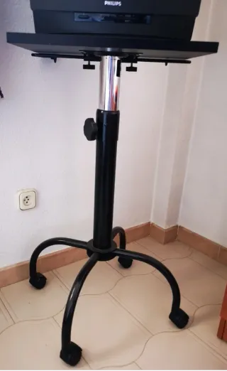 Mesa auxiliar elevable con ruedas