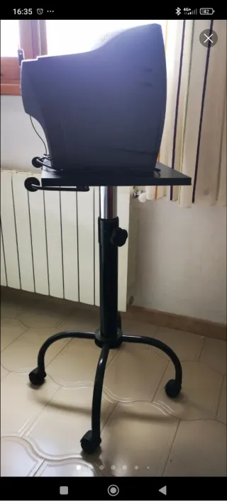 Mesa auxiliar elevable con ruedas