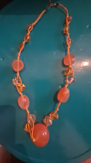 Collar de cuentas naranja y rosa