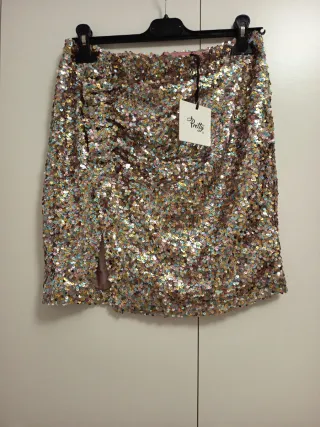 Falda lentejuelas multicolor con corte debajo