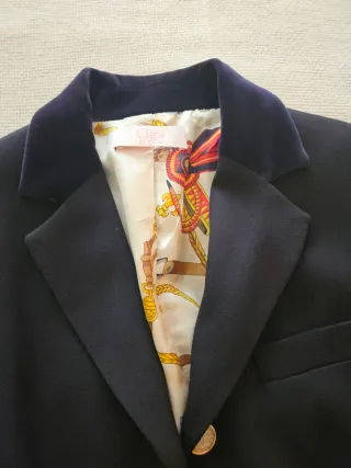 Giacca blu con inserti in camoscio.