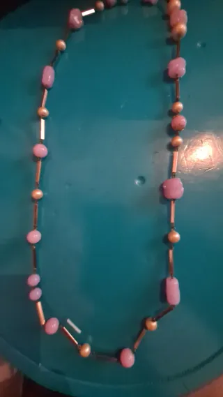 Collar de cuentas rosa y dorado