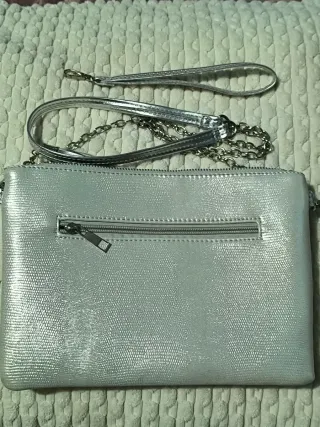 Bolso fiesta plateado con cadena