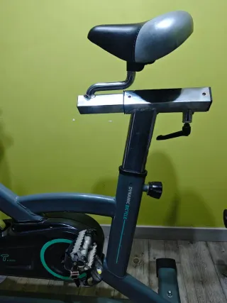 Bicicleta Estática Cecotec con soporte para móvil