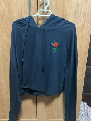 Sudadera negra con rosa bordada