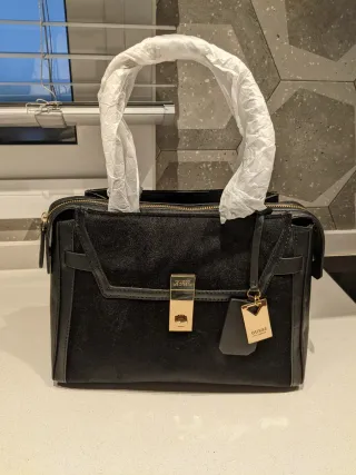 Bolso Guess Negro con Detalles Dorados
