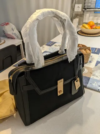 Bolso Guess Negro con Detalles Dorados