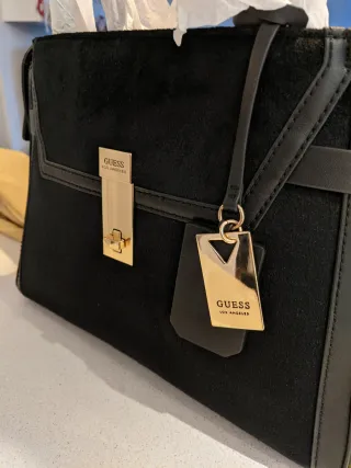 Bolso Guess Negro con Detalles Dorados