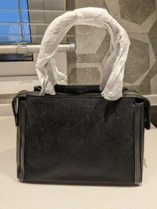 Bolso Guess Negro con Detalles Dorados