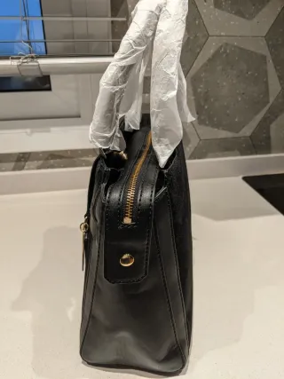 Bolso Guess Negro con Detalles Dorados