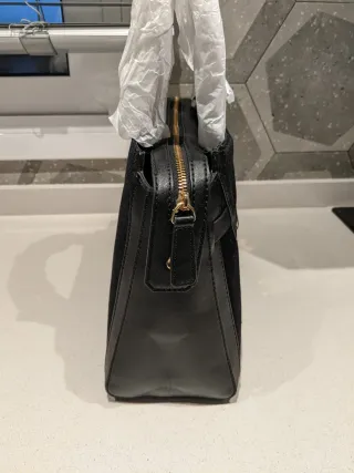 Bolso Guess Negro con Detalles Dorados