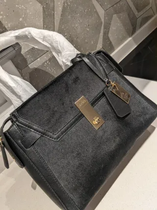 Bolso Guess Negro con Detalles Dorados