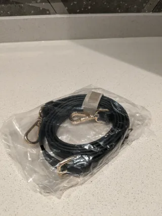 Bolso Guess Negro con Detalles Dorados